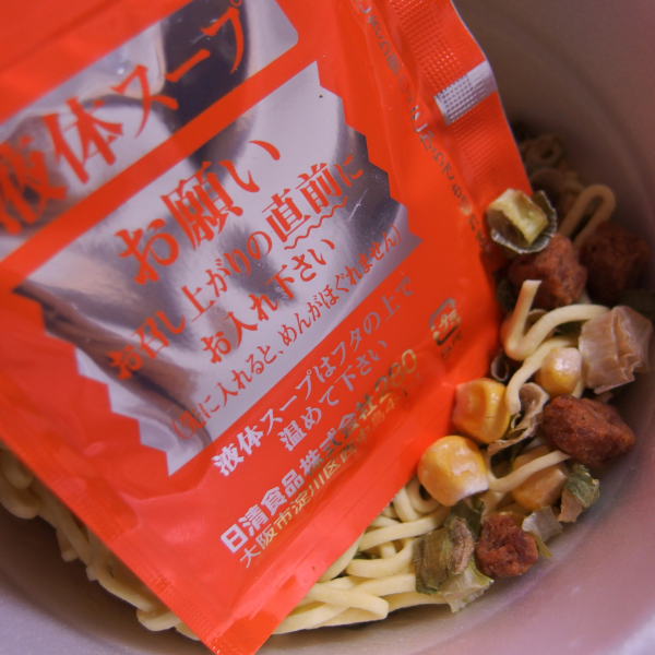 スープ_日清デカブト(濃厚鶏ガラ醤油)